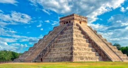 Pyramídy mesta Chichen Itza v Mexiku - nový zázrak sveta od Mayov