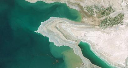 Por qué el Mar Muerto se llama muerto: historia y leyendas La alta salinidad permite a las personas simplemente relajarse en el agua