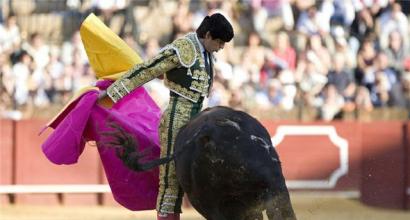 Vietnam folk games and entertainment