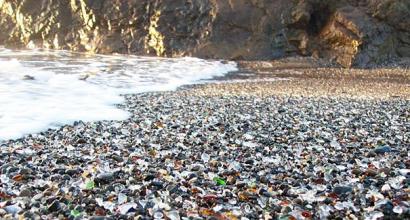 Spiaggia fatta di vetri rotti.  La baia è di vetro.  Glass Beach in California.  Inizio