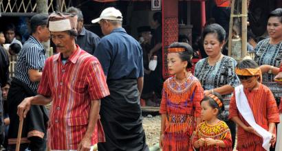 Tana Toraja laidotuvių apeigos, sukrečiančios Turistai liudija žmogaus prisikėlimą kaime