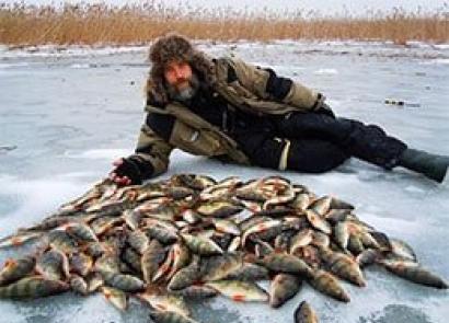 Pescar en invierno con flotador y preparar aparejos.