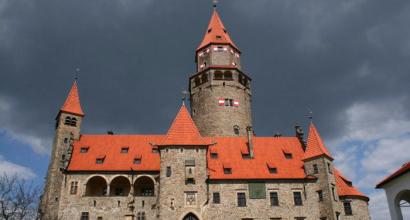 Tšehhi lossi Bouzovi ekskursioon Prahast Bouzovi loss Prahast