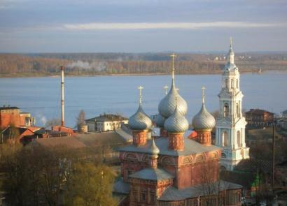 Mesto topánok na stope krížovky Volga