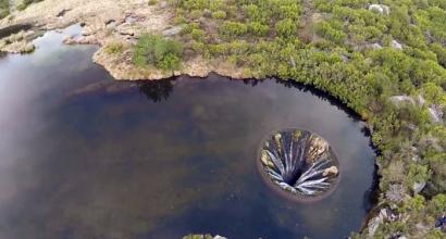 Lac cu o gaură în Portugalia Lac perforat în Portugalia unde trece apa