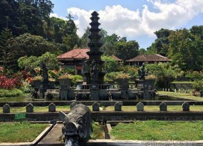 Tirta Ganga - palacio del agua en Bali: jardín de flores, puentes, fuentes, piscinas, estanques koi y estatuas de dioses con demonios, o dónde ir si estás cansado de las playas